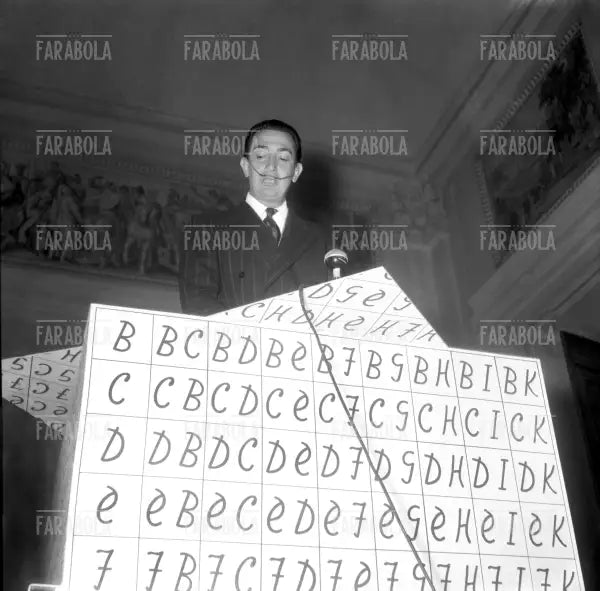 Salvador Dalì durante l'allestimento della sua mostra a Roma, 1954 - Farabola Immagine digitale