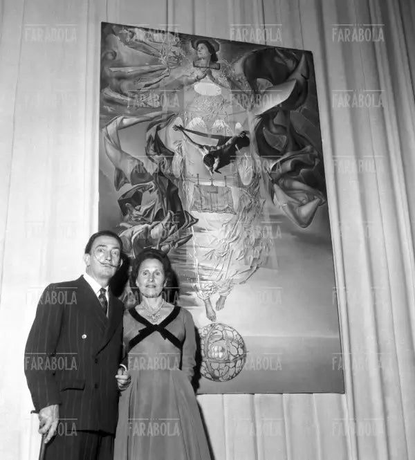 Salvador Dalì e la moglie Gala durante l'allestimento della sua mostra a Roma, 1954 - Farabola Immagine digitale