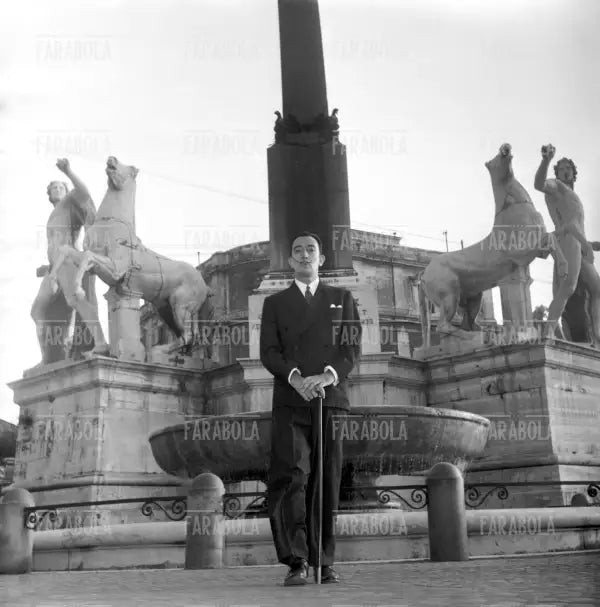 Salvador Dalì in piazza del Quirinale, Roma, 1954 - Farabola Immagine digitale