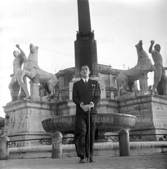 Salvador Dalì in piazza del Quirinale, Roma, 1954 - Farabola Immagine digitale
