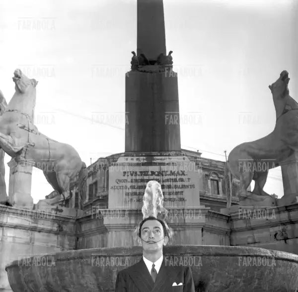 Salvador Dalì in piazza del Quirinale, Roma, 1954 - Farabola Immagine digitale