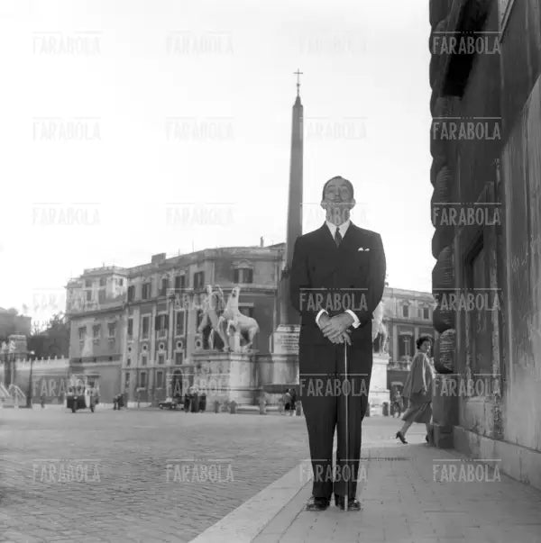 Salvador Dalì in piazza del Quirinale, Roma, 1954 - Farabola Immagine digitale