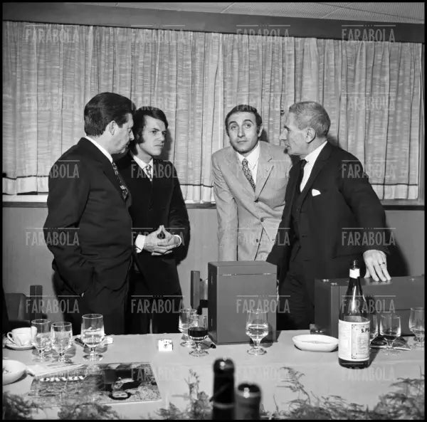 Salvatore Fiume, Adamo, Pippo Baudo e Dino Buzzati, Milano, 1970 - Farabola Immagine digitale