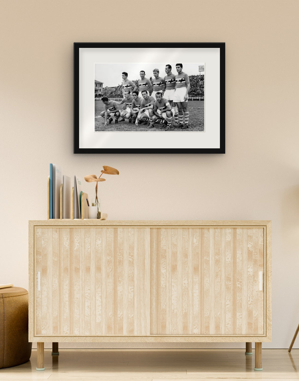 Fine-Art-Druck von „Sampdoria, Mannschaftsfoto, 1951“ mit schwarzem Rahmen und Passepartout, im Wohnzimmer über einer Anrichte aufgehängt