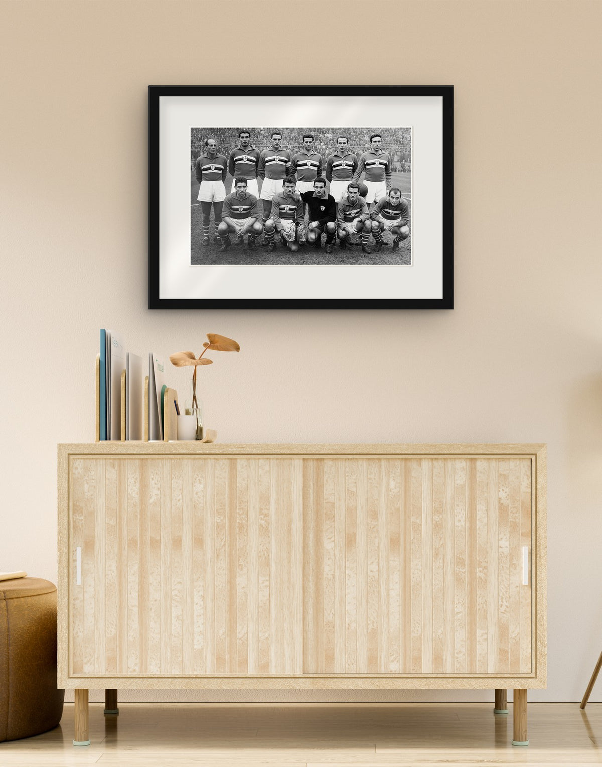 Fine-Art-Druck von „Sampdoria, Mannschaftsfoto, 1960“ mit schwarzem Rahmen und Passepartout, im Wohnzimmer über einer Anrichte aufgehängt