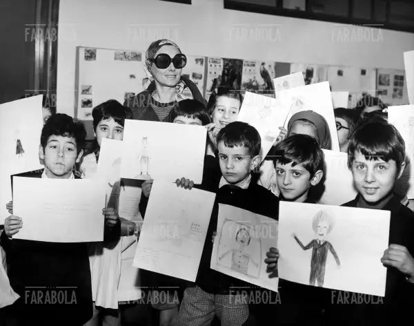 Sandra Mondaini in una scuola elementare, Milano, 1972 - Farabola Immagine digitale
