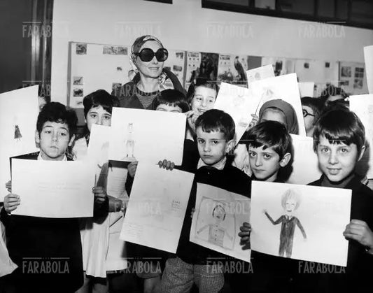 Sandra Mondaini in una scuola elementare, Milano, 1972 - Farabola Immagine digitale