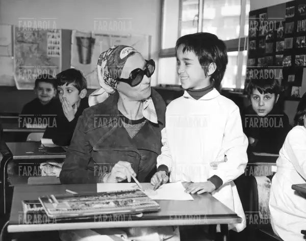 Sandra Mondaini in una scuola elementare, Milano, 1972 - Farabola Immagine digitale