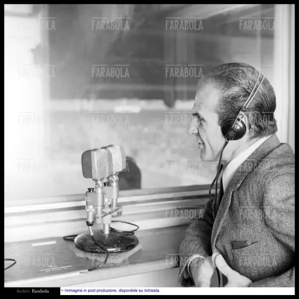 Sandro Ciotti, radiocronaca di Inter vs Bologna, 1967 - Farabola Immagine digitale