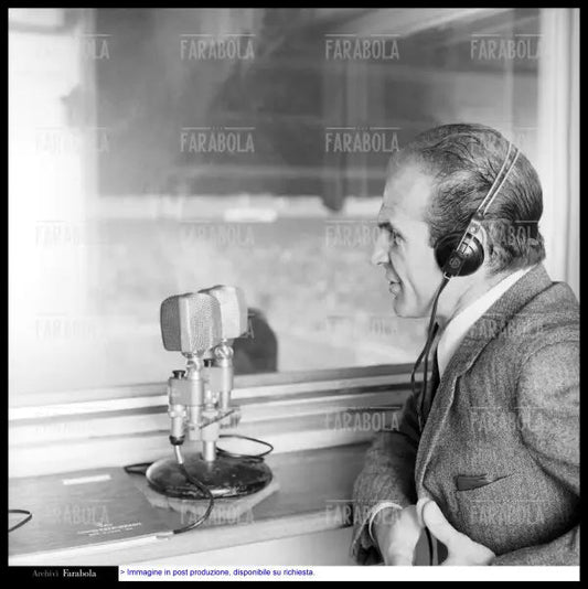 Sandro Ciotti, radiocronaca di Inter vs Bologna, 1967 - Farabola Immagine digitale