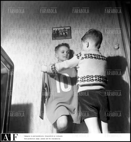 Sandro e Ferruccio Mazzola con foto e maglia del padre Valentino, 1954 - Farabola Immagine digitale