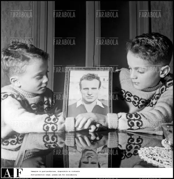 Sandro e Ferruccio Mazzola con foto e maglia del padre Valentino, 1954 - Farabola Immagine digitale