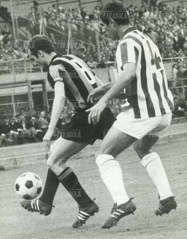Sandro Mazzola contrastato da Giancarlo Bercellino, Juventus vs Inter, 1967 - Farabola Immagine digitale