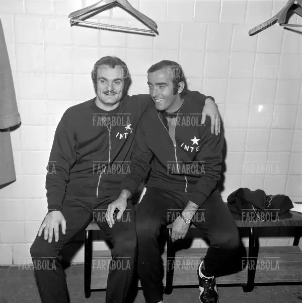 Sandro Mazzola e Mario Corso negli spogliatoi, Inter vs Milan, 1971 - Farabola Immagine digitale