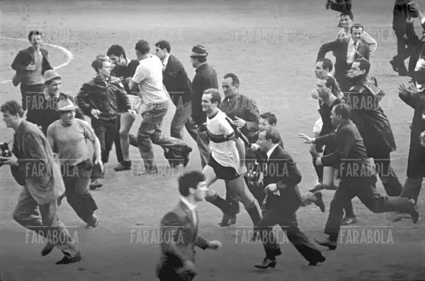 Sandro Mazzola esulta per la vittoria dello scudetto, Inter vs Torino, 1965 - Farabola Immagine digitale