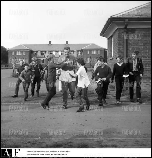 Sandro Mazzola firma autografi, Mondiali di calcio in Inghilterra, 1966 - Farabola Immagine digitale