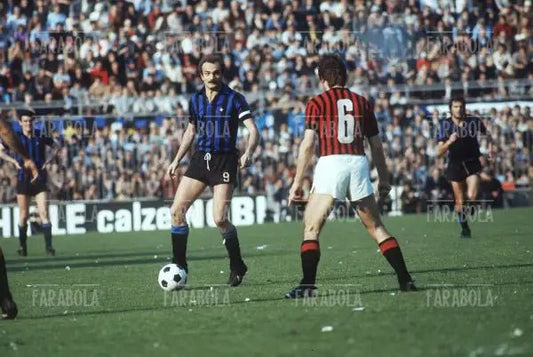 Sandro Mazzola in azione, Inter vs Milan, anni 70 - Farabola Immagine digitale