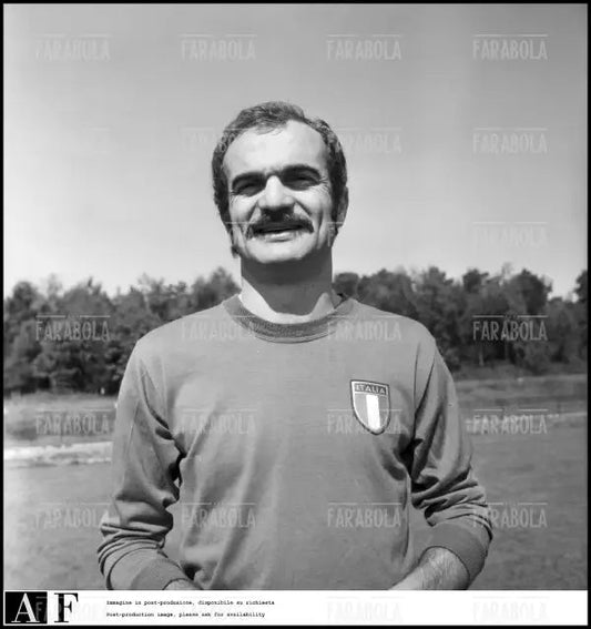 Sandro Mazzola in ritiro con la nazionale in vista dei Mondiali di calcio, 1974 - Farabola Immagine digitale