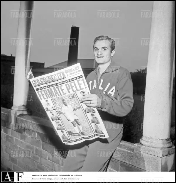 Sandro Mazzola legge Supersport, Mondiali di calcio in Inghilterra, 1966 - Farabola Immagine digitale