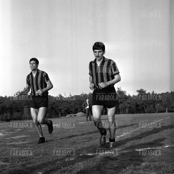Sandro Salvadore e Gigi Meroni al ritiro della nazionale per i Mondiali, Milanello, 1966 - Farabola Immagine digitale