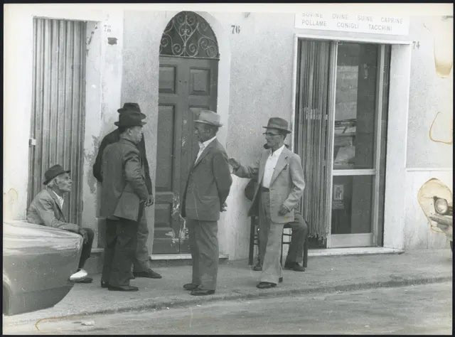 Sassari Uomini in strada anni 90 Ft 3542 - Stampa 24x18 cm - Farabola Stampa ai sali d'argento