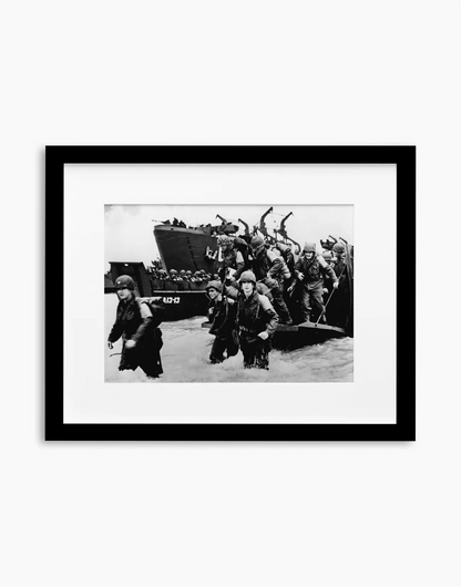 Sbarco degli alleati in Normandia, 1944 — stampa fine art con cornice nera