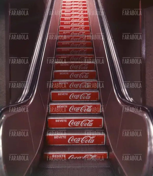 Scale mobili della metropolitana con la pubblicità Coca - Cola, Milano, anni 60 - Farabola Immagine digitale