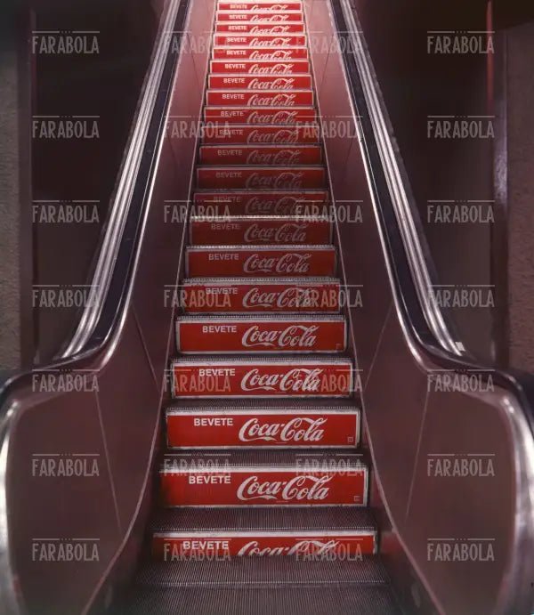 Scale mobili della metropolitana con la pubblicità Coca - Cola, Milano, anni 60 - Farabola Immagine digitale