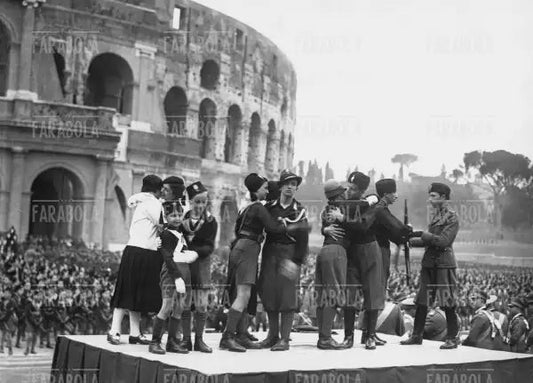 Scambio di abbracci fraterni dei Giovani Fascisti, Roma, 1935 - Farabola Immagine digitale