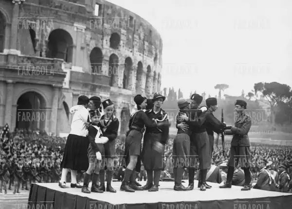 Scambio di abbracci fraterni dei Giovani Fascisti, Roma, 1935 - Farabola Immagine digitale