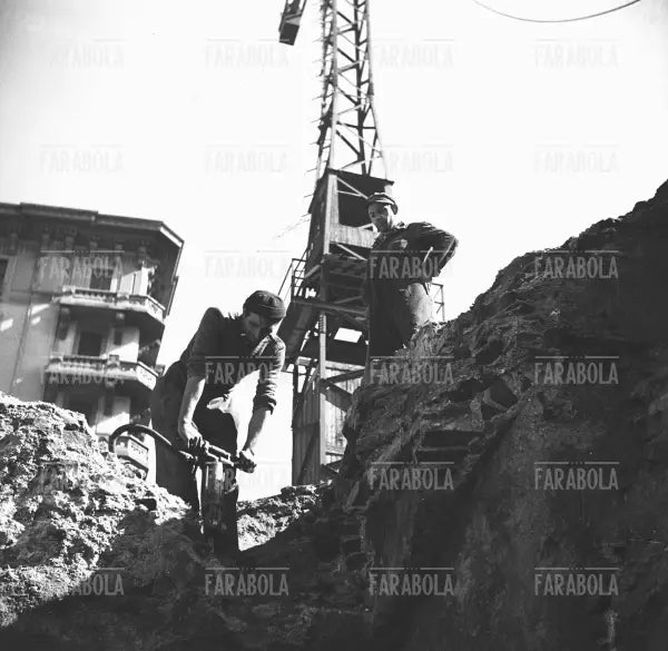 Scavi tra le macerie a Milano, 1948 - Farabola Immagine digitale