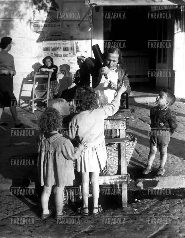 Scenetta di vita quotidiana, Napoli, 1953 - Farabola Immagine digitale