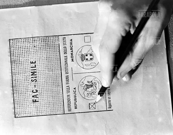 Scheda elettorale del Referendum Istituzionale, Roma, 1946 - Farabola Immagine digitale