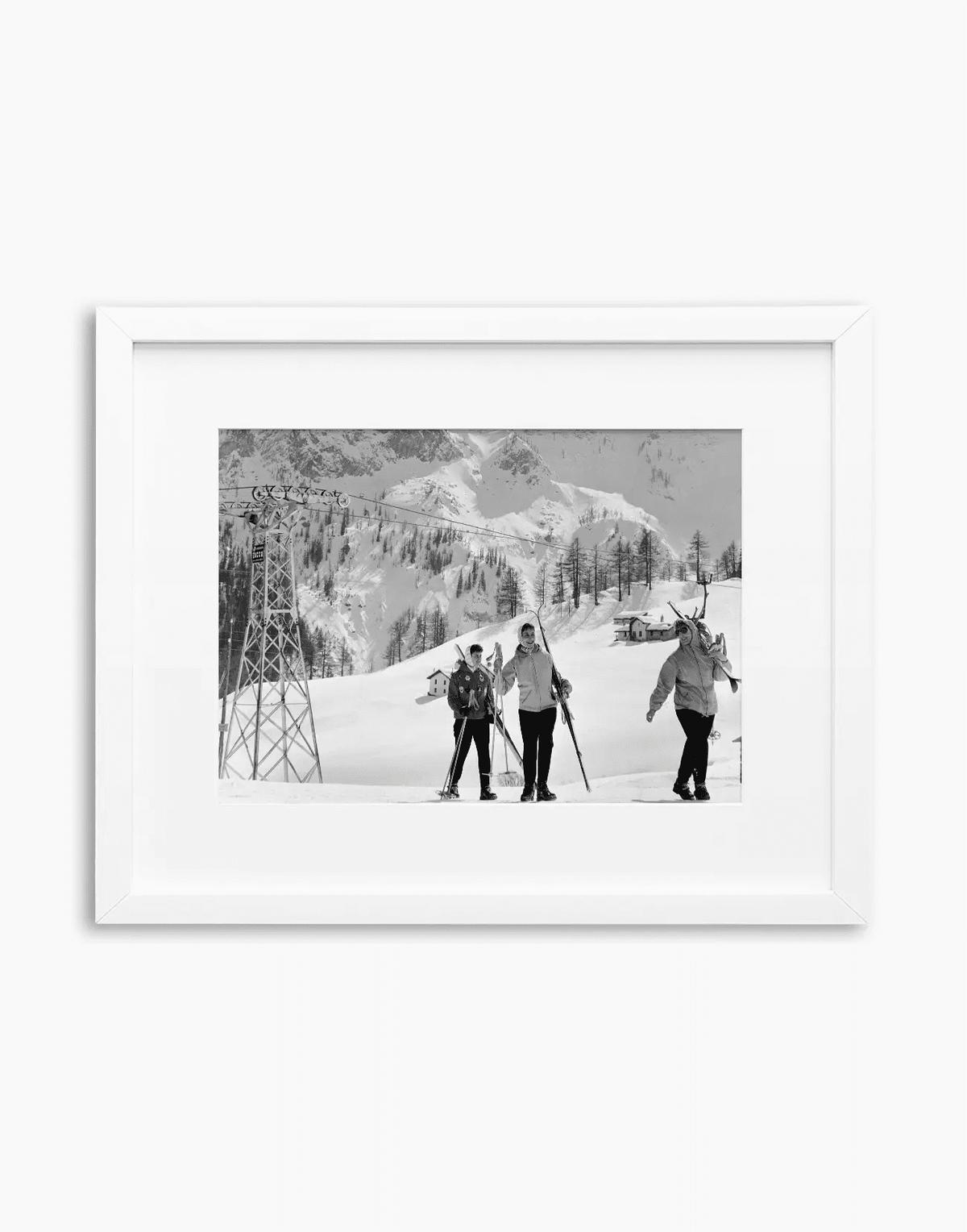 Sciatori a Courmayeur, anni 60 — stampa fine art con cornice bianca