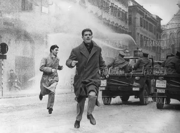 Scontri per lo sgombero delle officine Galileo, Firenze, 1959 - Farabola Immagine digitale