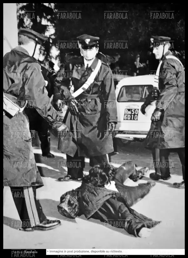 Scontri tra polizia e studenti alla Facoltà di Architettura, Roma, 1968 - Farabola Immagine digitale