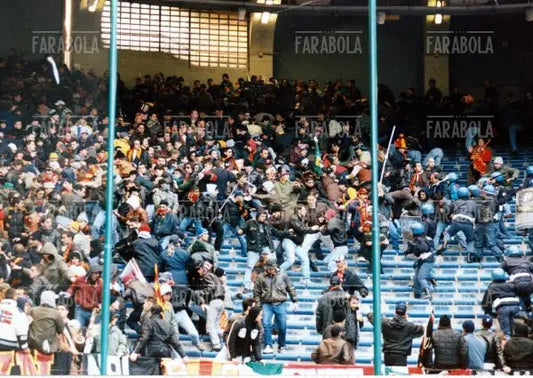 Scontri tra tifosi romanisti e polizia, Inter vs Roma, 1997 - Farabola Immagine digitale