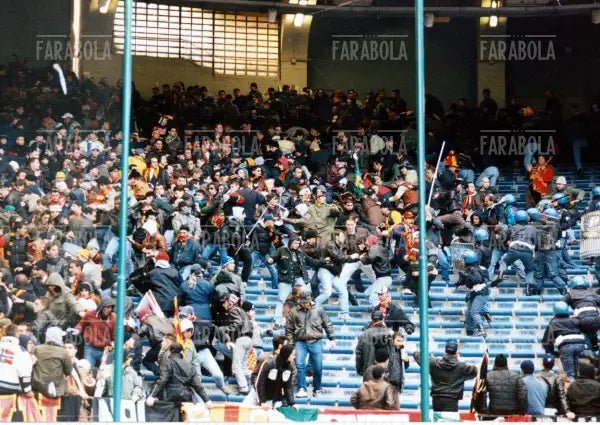 Scontri tra tifosi romanisti e polizia, Inter vs Roma, 1997 - Farabola Immagine digitale