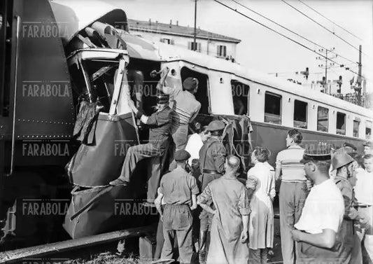 Scontro tra treni alla Stazione di Milano Certosa, 1948 - Farabola Immagine digitale