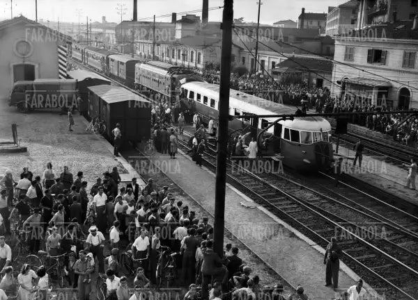 Scontro tra treni alla Stazione di Milano Certosa, 1948 - Farabola Immagine digitale