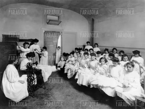 Scuola di cucito, primi del 900 - Farabola Immagine digitale