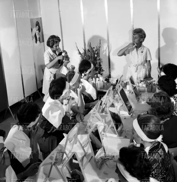 Scuola di trucco Elizabeth Arden allla Rinascente, Milano, 1961 - Farabola Immagine digitale