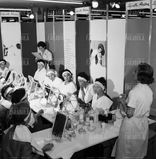 Scuola di trucco Elizabeth Arden allla Rinascente, Milano, 1961 - Farabola Immagine digitale