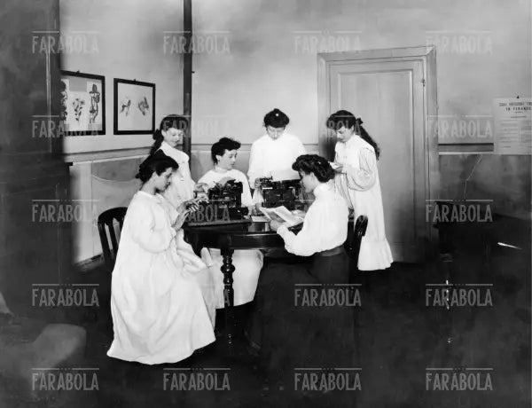 Scuola per dattilografe, fine 800 - Farabola Immagine digitale