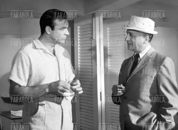 Sean Connery e Desmond Llewelyn sul set del film Goldfinger, 1964 - Farabola Immagine digitale