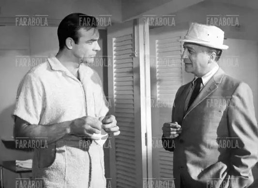Sean Connery e Desmond Llewelyn sul set del film Goldfinger, 1964 - Farabola Immagine digitale