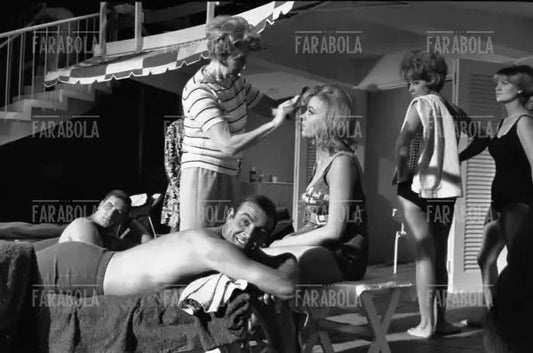 Sean Connery e Molly Peters sul set del film Goldfinger, 1964 - Farabola Immagine digitale