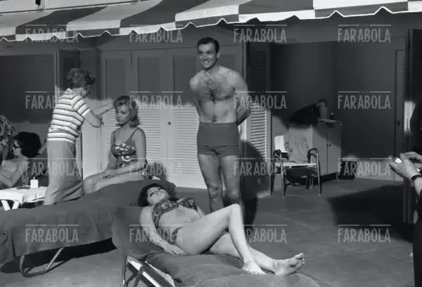 Sean Connery e Molly Peters sul set del film Goldfinger, 1964 - Farabola Immagine digitale