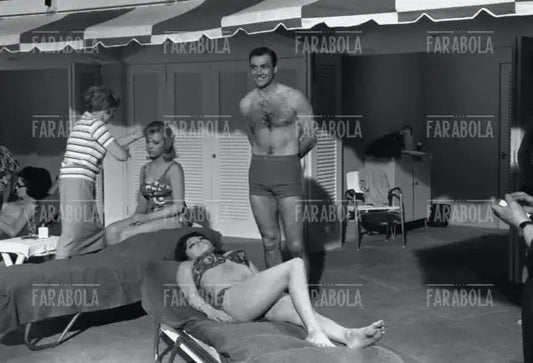 Sean Connery e Molly Peters sul set del film Goldfinger, 1964 - Farabola Immagine digitale