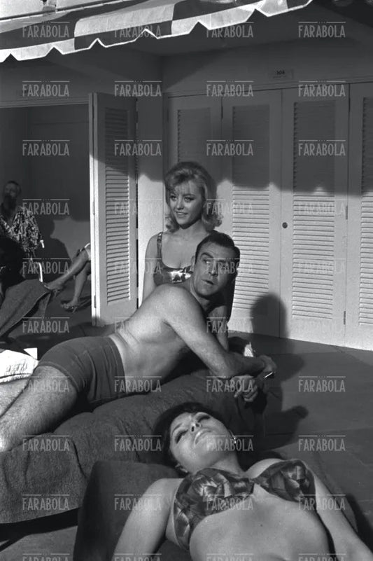 Sean Connery e Molly Peters sul set del film Goldfinger, 1964 - Farabola Immagine digitale